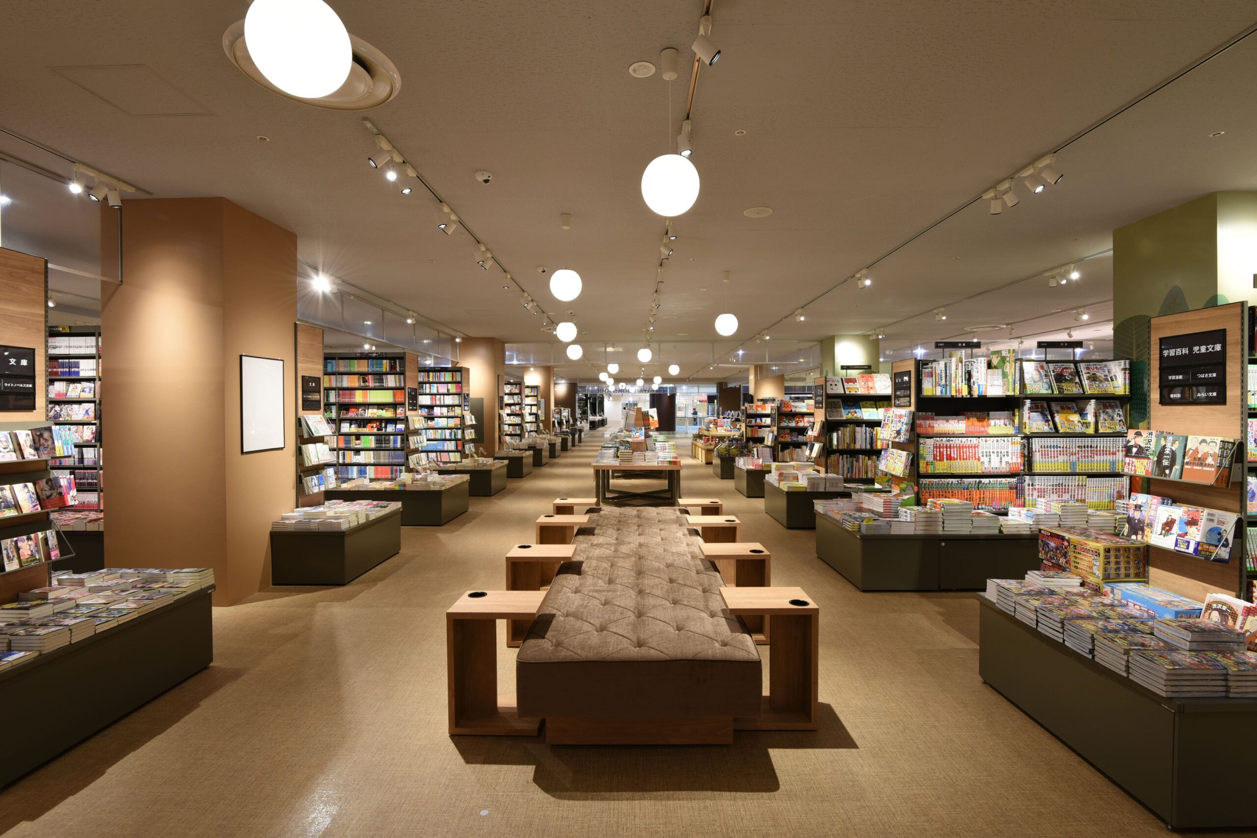 TSUTAYA BOOKSTORE そよら成田ニュータウンのメイン通路