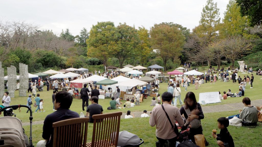 「BOOK PARK×mishima vege marche×伊豆文学アートミーツフェスタ in クレマチスの丘」が開催され、長泉町内外から約2,500人が来場