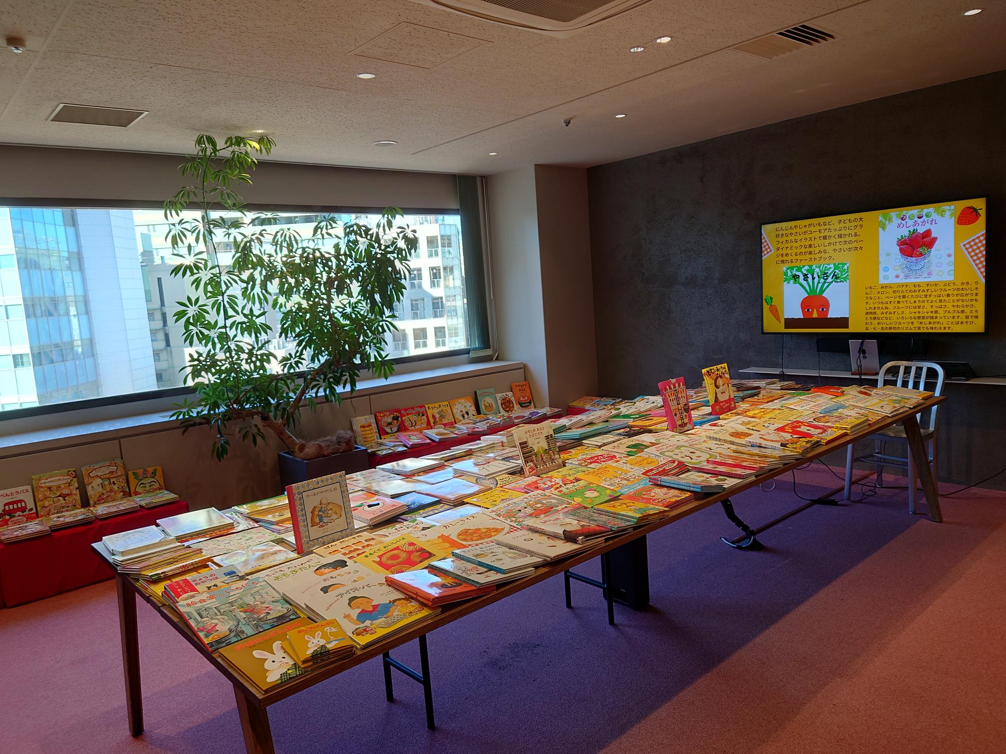 昨年の児童図書展示会の様子