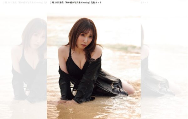 黒の衣装をまとい水辺で戯れる！邪神ちゃん役などの声優・鈴木愛奈の