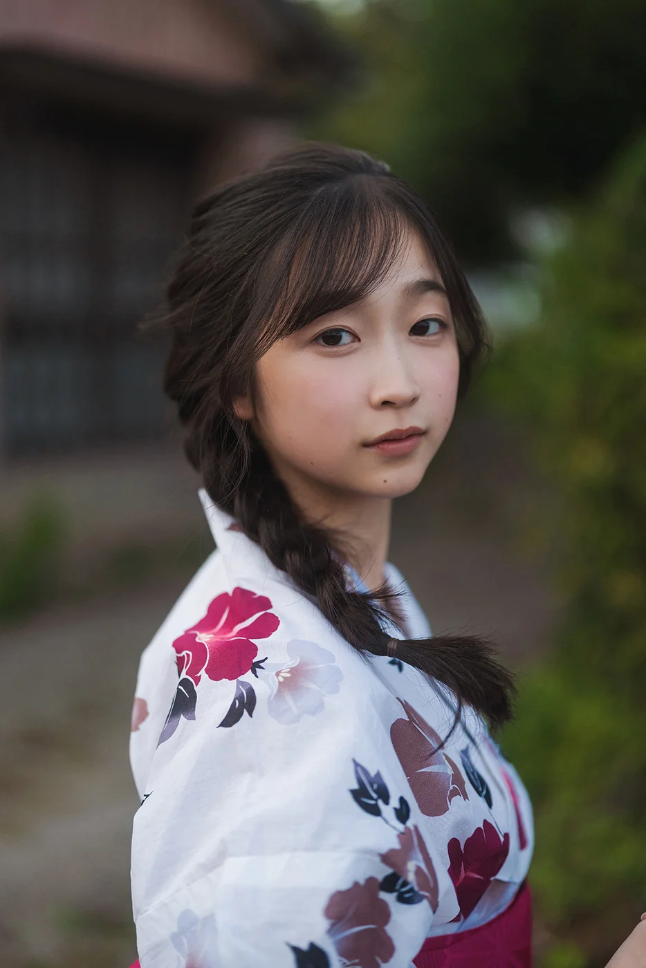 腕を上げながら何を見ているの？ちばひなの1st写真集『Hinano』から