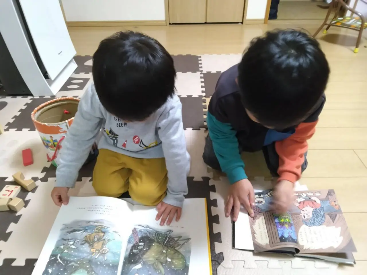 子どもが本を読んでいる様子