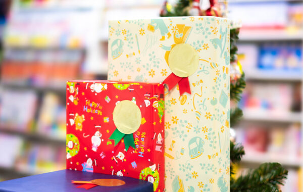 クリスマスプレゼントにもぴったりの「絵本セット」をかわいい包装紙で