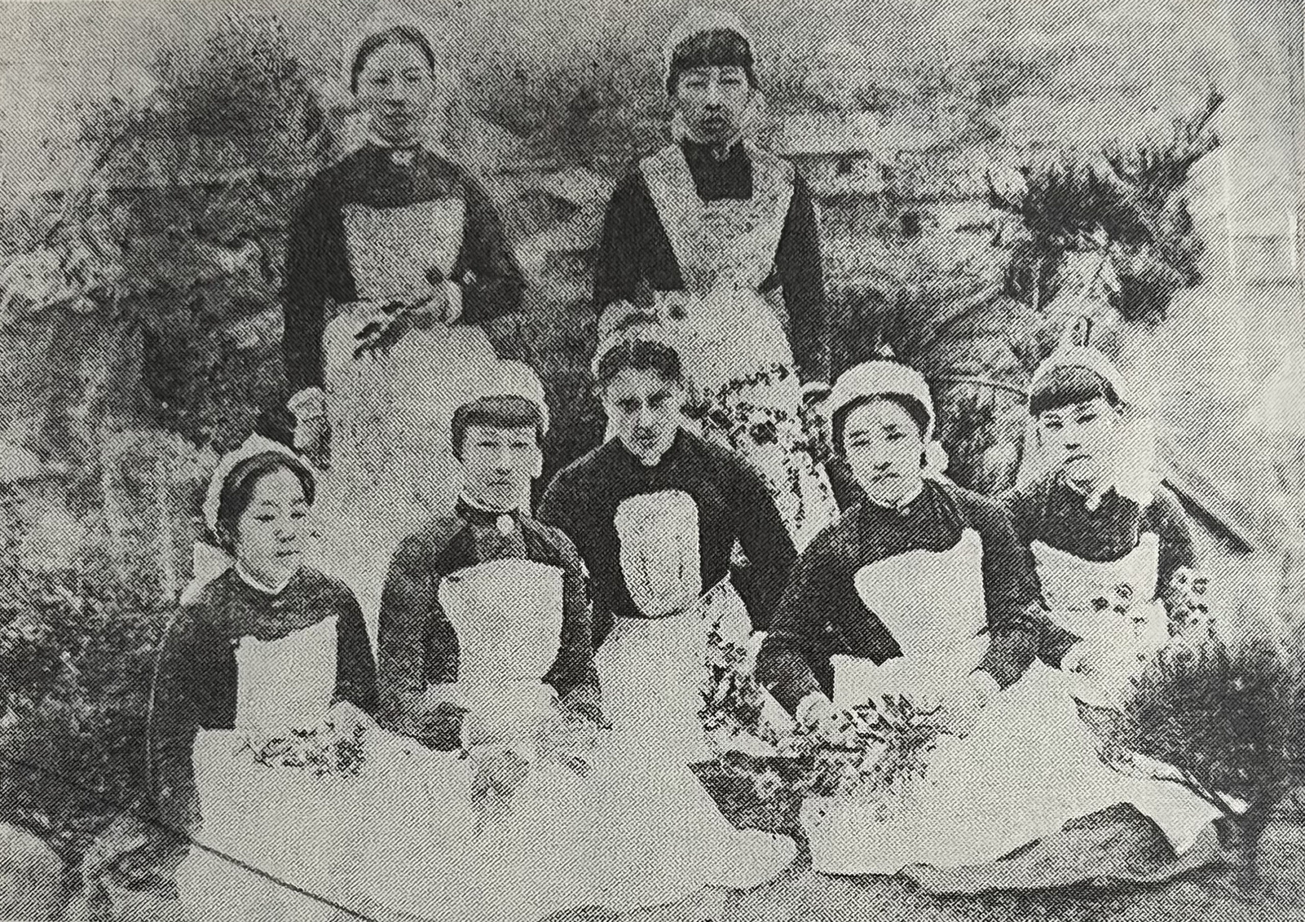 02 画像①_サシカエ・CP追加_桜井看護学校修了式の日に。前列、右から２人目が大関和、左から２人目が鈴木雅